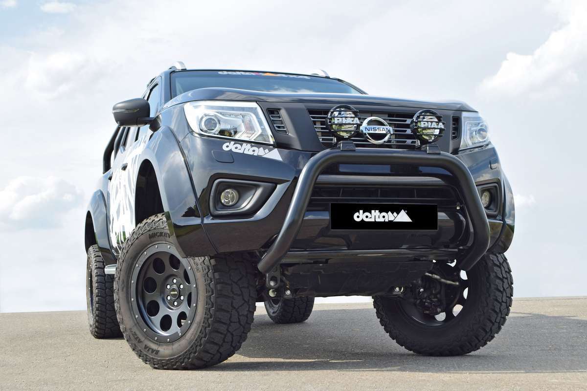 M MOTOS – Deflettori Per Finestrini Auto Per Nissan Navara III 2005-2014 (4 Porte, Anteriori), Design Dinamico, Protezione Da Pioggia E Neve, Riducono Rumore E Turbolenze, Facili Da Montare